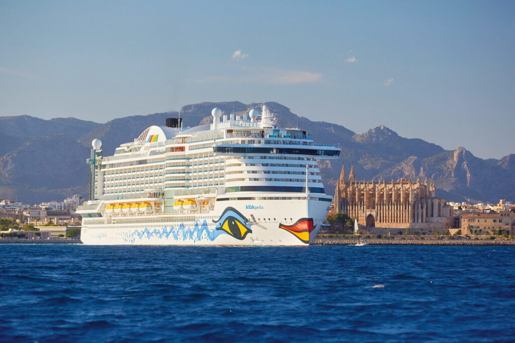 AIDA Perla vor grandioser Kulisse Foto © AIDA Cruises