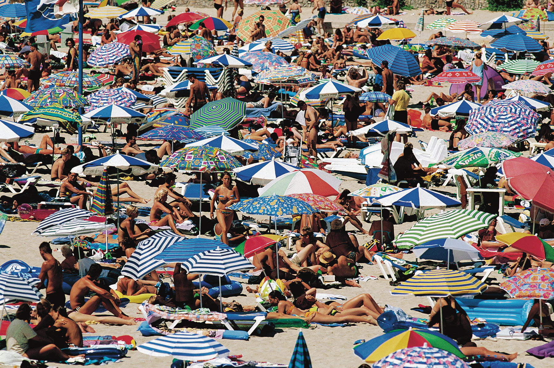 „Teutonen-Grill überfüllt” - so sah der Sommer weithin in Arenal und an der Playa de Palma aus. Aber es ging auch anders - siehe weiter unten // Foto © picture-alliance / DUMONT Bildarchiv