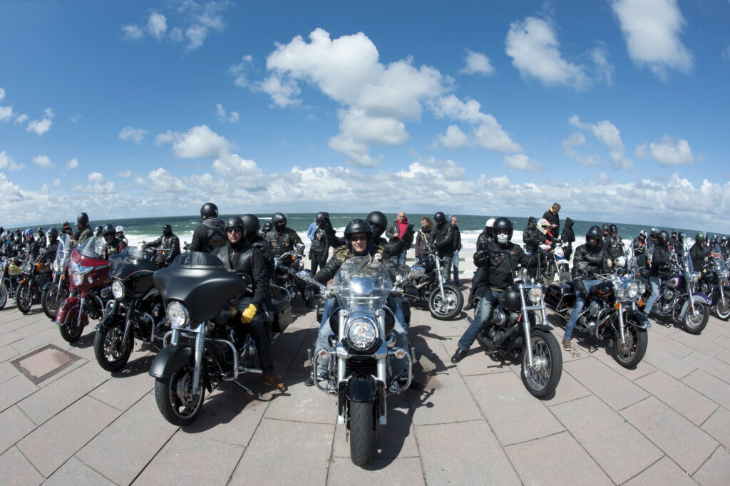 Sehen und gesehen werden: auf der Strandpromenade in Westerland // Foto © picture alliance / dpa