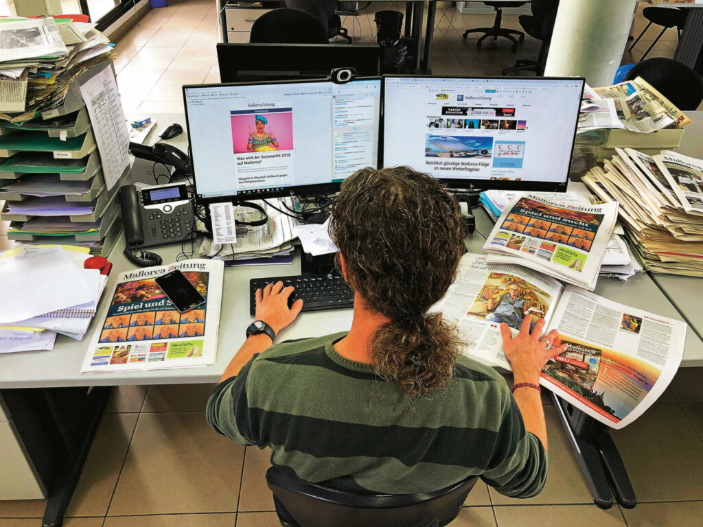 Vize-Chefredakteur und Online-Chef Frank Feldmeier an seinem Arbeitsplatz, von Bildschirmen gesäumt