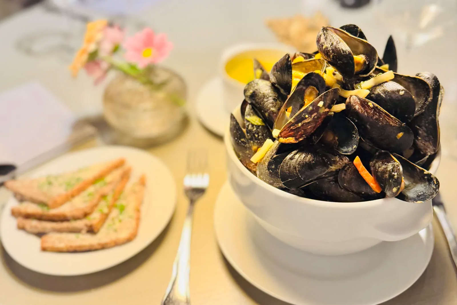 Nordsee Miesmuscheln „Seekisten Art“ mit würzigem Currysahne Sud und gebuttertem Friesenbrot