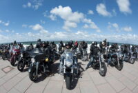 Teilnehmer des Harley-Davidson Treffens stehen am 30.05.2015 mit ihren Motorrädern auf der Strandpromenade in Westerland auf der Nordseeinsel Sylt (Schleswig-Holstein). An dem Treffen nehmen über 500 Motorräder teil. Foto: Swen Pförtner/dpa |